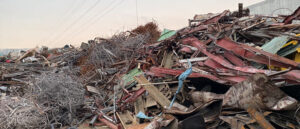 鉄は強い磁性を持つため、焼却炉・一般廃棄物・工事発生物からの回収が容易であり、再利用率も高い。屑鉄として回収された鉄は、電気炉で再び鉄として再生される。